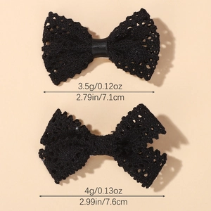 Dettaglio di fermagli per capelli in pizzo nero con misure di peso e lunghezza