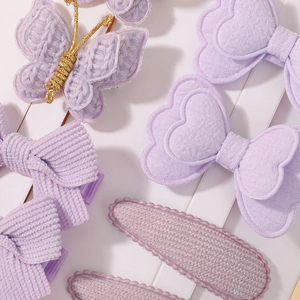 Vue détaillée de pinces à cheveux violettes en velours et dentelle pour enfants