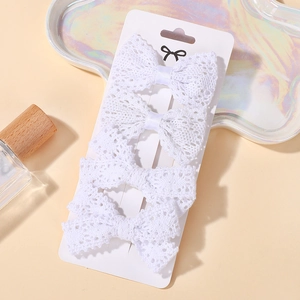 Set di 4 fermagli per capelli con fiocco in pizzo bianco per bambine su cartoncino