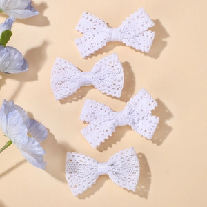 Set di quattro fermagli per capelli con fiocchi in pizzo bianco dal design delicato