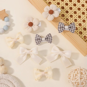 Lot de 8 barrettes à cheveux avec nœuds en tissu et fleurs sur fond au style naturel