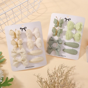 Lot de 6 barrettes à cheveux tissées en vert sauge et crème sur carte de présentation