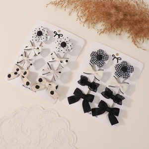 Lot de barrettes à cheveux avec nœuds noir et blanc et fleurs en tissu sur cartes