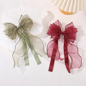 Barrettes à cheveux élégantes avec nœuds en mousseline et perles en vert et rouge