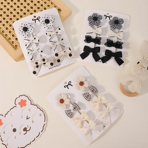 Set de barrettes à fleurs et nœuds en tissu pour enfants sur cartes blanches élégantes
