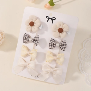 Détail d'un ensemble de 8 barrettes à cheveux fleurs et nœuds en tissu sur carte
