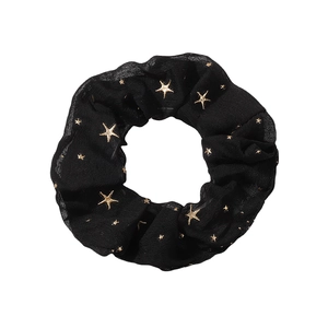 Chouchou en résille noire minimaliste avec motifs d'étoiles dorées sur fond blanc