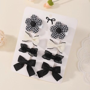 Lot de 8 barrettes à cheveux élégantes noires et crème pour enfants sur carte blanche