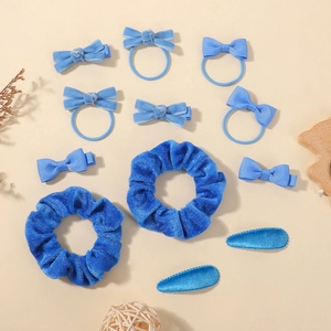 Détail du lot de 12 accessoires cheveux bleus avec nœuds en velours et barrettes