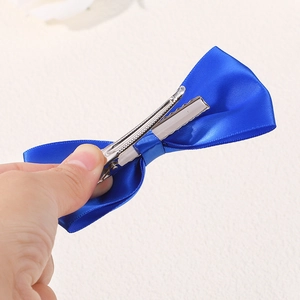 Détail de la pince à cheveux nœud en satin bleu montrant le clip crocodile en métal argenté