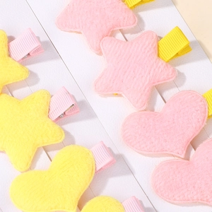 Dettaglio di fermagli per capelli in peluche a stella e cuore con base di sicurezza