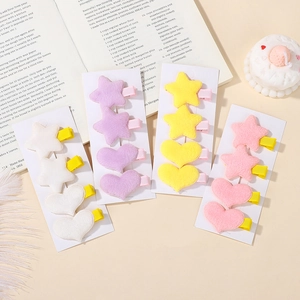 Dettaglio di un set di mollette in peluche a forma di stella e cuore in colori pastello