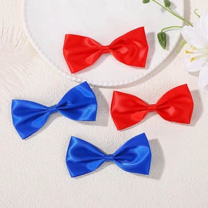 Détail de barrettes à nœuds en satin rouge et bleu sur une assiette décorative