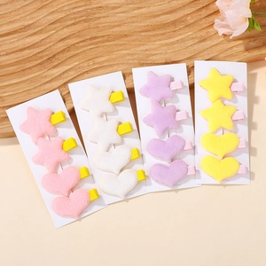 Dettaglio del set di fermagli per capelli in peluche a stella e cuore in vari colori