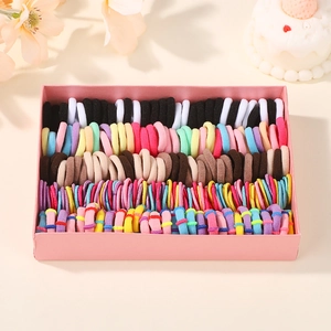 Vue macro des élastiques à cheveux colorés dans un coffret cadeau rose pour filles