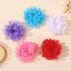 Detailansicht großer Chiffon-Blumen-Haargummis mit Perlen in fünf verschiedenen Farben