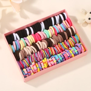 Grand ensemble de chouchous élastiques colorés pour filles dans une boîte rose