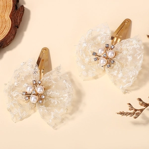 Set van twee kanten haarstrikken met parels en strass op gouden metalen clips
