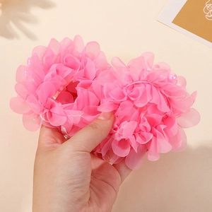 Rosa Chiffon Blumen Haargummis für Mädchen mit mehrlagigem Organza und Perlenverzierung