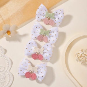 Détail de quatre barrettes nœuds en mesh avec broderie cerise et pois dorés