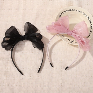Detail von eleganten Chiffon-Schleifen-Haarbändern mit rutschfesten Zacken für Mädchen