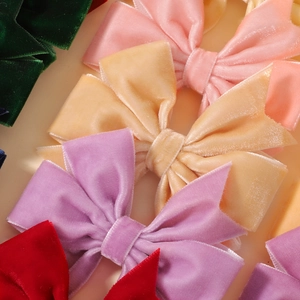 Gros plan de barrettes à nœuds en velours de diverses couleurs avec une texture douce