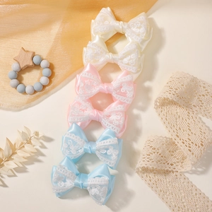 Set di fermagli per capelli in raso e pizzo per bambine in crema, rosa e azzurro