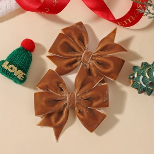 Détail de deux nœuds pour cheveux en velours marron avec décorations de Noël festives