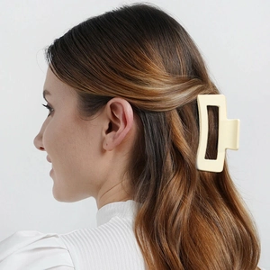 Pince à cheveux rectangulaire crème mat pour femmes portée en demi-queue élégante