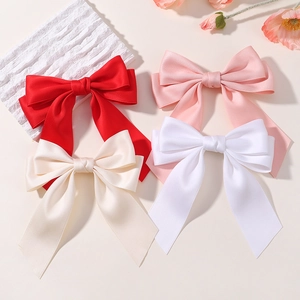 Fiocchi per capelli in raso con nastri lunghi in rosso, rosa, beige e bianco per bambine