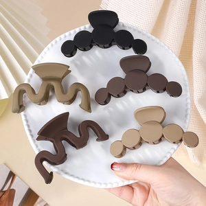 Lot de 5 pinces à cheveux mates aux tons terreux, formes vagues et bulles sur plateau