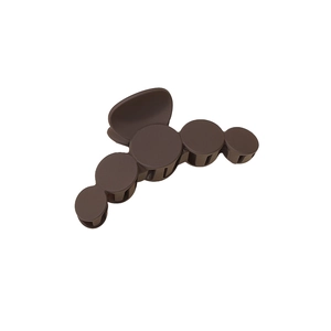 Pince à cheveux marron mat minimaliste avec cinq anneaux imbriqués sur fond blanc neutre