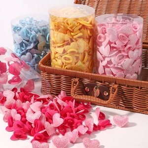 Détails des chouchous à paillettes en forme de cœur dans des couleurs pastel