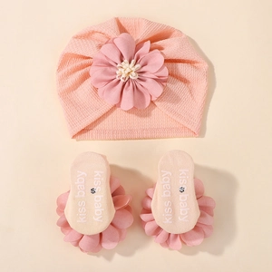 Baby girl pink knit hat and non-slip socks set with 3D floral decoration