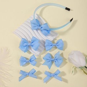 Ensemble détaillé de barrettes et bandeau à carreaux vichy bleus sur support blanc