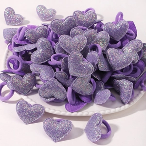 Gros plan d'élastiques à cheveux cœur violet avec paillettes et bandes extensibles