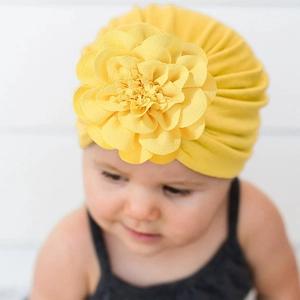 Gorro de turbante amarillo para bebé con flor grande en relieve hecho de tela elástica