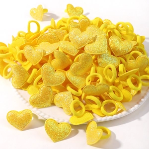 Élastiques à cheveux mignons en forme de cœur à paillettes jaunes sur un plateau blanc chic
