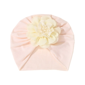 Gorro turbante elástico para bebé en rosa pálido con una gran flor de tela multicapa