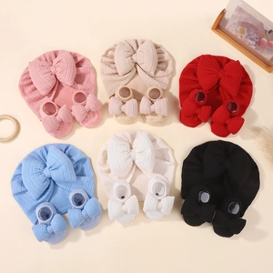 Newborn baby gift set with knitted bow headbands and matching socks in six soft colors