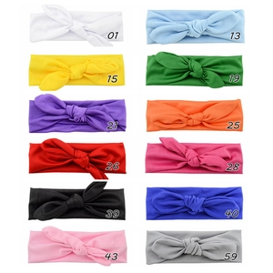 Détail montrant 12 couleurs de bandeaux extensibles à oreilles de lapin pour bébés