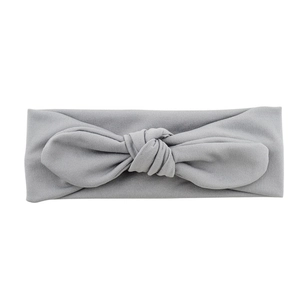 Bandeau bébé gris en maille élastique avec nœud oreilles de lapin sur fond blanc