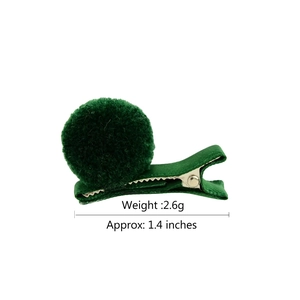 Fermaglio per capelli bimba in velluto verde bosco con pompon morbido e base in metallo
