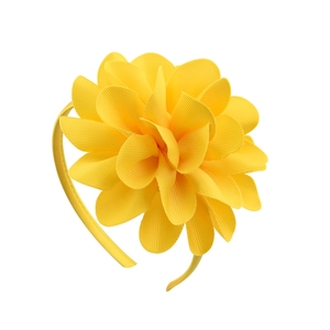 Dettaglio cerchietto per capelli con fiori gialli a strati per bambine in nastro
