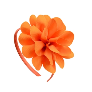 Dettaglio del cerchietto con fiori multistrato arancione vivace in nastro a coste