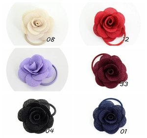 Détail d'élastiques à cheveux en forme de rose multicouche en tissu de diverses couleurs