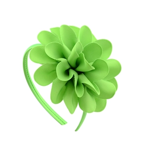 Cerchietto per capelli con fiore in nastro grosgrain a strati verde per bambina fatto a mano