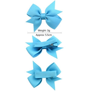 Trois vues d'un nœud papillon bleu de 5,5 cm pour filles avec pince à bec de canard en métal