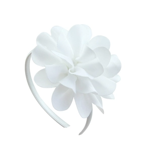 Elegante diadema blanca con flor de cinta multicapa para niñas sobre fondo blanco