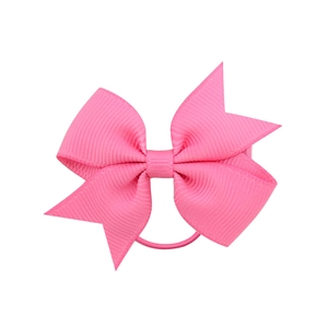 Vue détaillée du chouchou nœud en ruban gros-grain rose avec élastique flexible